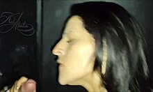 Een man bevredigt een vreemde door een gloryhole, krijgt orale seks en een gezichtsbehandeling