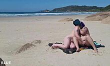 Due donne che si baciano nude su una spiaggia brasiliana