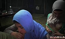 เด็กสาวมีส่วนร่วมในการพูดคุยร้อนและให้ blowjob โฮมเมดในขณะที่แอบเข้าไปในฐานทัพ