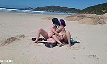Duas mulheres se beijando nuas em uma praia brasileira