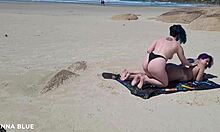 Brezilyalı bir plajda çıplak öpüşen iki kadın