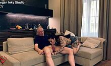 Stary mężczyzna i młoda dziewczyna uprawiają seks na czeskiej taśmie w domu