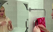 可愛らしいブロンドのガールフレンド、オリャが自宅でシャワーを浴びながら巨乳で誘惑する