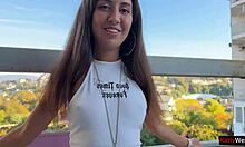 Jonge brunette geniet van gepassioneerde seks in het openbaar