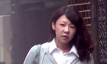 Adolescente japonesa faz xixi do lado de fora e é pega na câmera