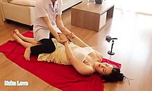 Masseur asiatique donne un massage sensuel