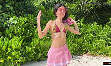 Gouden douche op een strand op de Malediven voor een mooie meid die plast