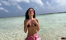 Gylden bruser på en strand i Maldiverne for en smuk pige, der tisser