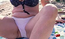 MILFka si užíva na pláži pred svojím nevlastným synom