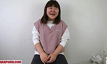 18 år gammel amatør med store naturlige pupper fra Osaka i hjemmelaget video