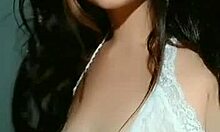 HD porno videosu, büyük göğüsleriyle solo bir kadın dildo kullanıyor