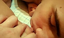 Video POV esclusivo di sorella amatoriale che riceve la sua figa leccata e dita