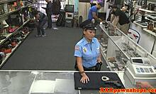 Een verborgen camera filmt een politievrouw die een gezichtsbehandeling krijgt van een pandjeshandelaar