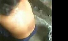 فيديو محلي الصنع لامرأة هندية عارية تستحم