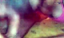 Adolescent amator în rochie roz se masturbează pe un videoclip făcut acasă