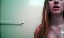 Video buatan sendiri erotis seorang gadis kamera dalam talian yang comel melancap