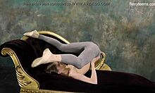 Rozciąganie mostka i gorący występ nagowej baleriny Klary Lookoviej