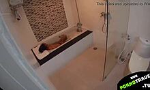 En ung kvinna blir smutsig i badrummet