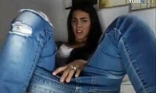 Sessão de masturbação na webcam com uma adolescente morena gostosa de jeans