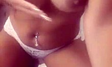 Una chica turca morena muestra sus grandes pechos en un video casero