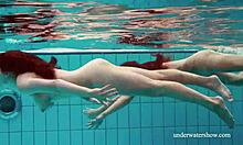 Teenagere i bikinis nyder våd og vild undervandslek