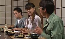 En japansk trekant med en ung pige med små bryster og behåret skede