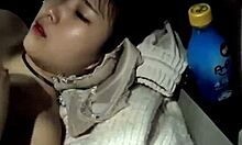 Uma adolescente asiática gorda fica satisfeita com um grande pau num autocarro