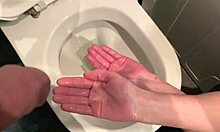 Europäisches Paar erforscht den Fetisch der Vorhaut und der Hände in einem urinierenden Video