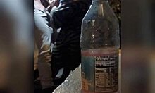 אישה מציצה בקבוק בסרטון הפורנו הביתי של Gaktrizzys