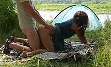 Adolescentă excitată în lenjerie de corp primește sex în aer liber pe lacul Forest