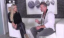 HD-Video eines Blondinen-Interviews und einer Casting-Session