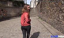 Η Melanie, μια Γαλλίδα τσούλα, τραβάει τον σφιχτό κώλο της πριν την βόλτα με το τρένο