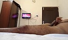 MILF India dengan faraj dicukur menikmati seks hotel