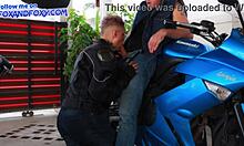 Uma motociclista faz um boquete descuidado ao ar livre e engole esperma
