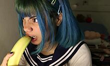 Une fille cosplay amateur se livre à une gorge profonde à thème banane