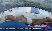 Une blonde amateur aux seins naturels se masturbe en public