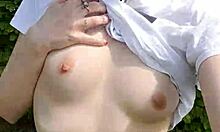 Amateurtiener betrapt masturberen en haar kleine borsten in het openbaar laten zien