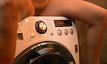 Une adolescente aux gros seins atteint un orgasme intense en utilisant une machine à laver vibrante