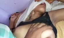 Amatør indisk babhi viser frem sine naturlige bryster i nærbilde