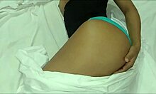 Amateur-asiatische Babe hingibt sich der Masturbation mit ihrem Anhänger