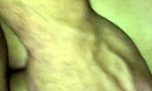 Sexe sur le canapé: Un inconnu frappe brutalement et durement une chatte gay