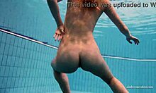 Duna, een seksueel avontuurlijke bultihalo, kleedt zich uit en zwemt in het zwembad