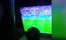 Емо двойка се държи непослушно по време на двубоя между Аржентина и Мексико 2-0