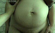Nevlastní matka, která podvádí, předvádí své velké prsa a těhotné břicho nevlastnímu synovi v domácím videu