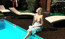 نجمة البورنو الموشومة ميمي سيكا تتسخ في المسبح