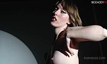 A vagina apertada da francesa Daisy com o rabo grande é fodida em sua primeira cena de sexo em grupo