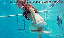 Η Nina Mohnatka, μια νεαρή, επιδεικνύει τα μεγάλα της βυζιά και τον ελκυστικό της κώλο στην πισίνα