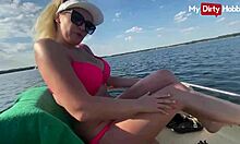 Барби Бриллиант, грудастая блондинка, наслаждается прогулкой на лодке и получает четыре оргазма в своем грязном увлечении