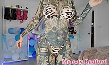 Мелоди Радфорд, австралийска порнозвезда с големи гърди и голям задник, се хвали с пола си