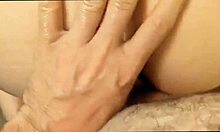 Videoclip amator POV brut al unei MILF în vârstă de 40 de ani care face sex anal și anal
